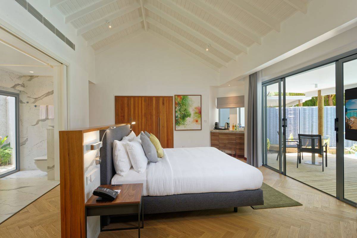 Outrigger Maldives Maafushivaru Resort, Malediven, Beach Villa with Private Pool, Schlafzimmer mit Ausgang zur Terrasse