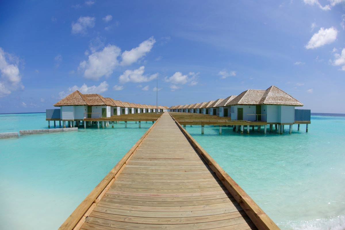 Outrigger Maldives Maafushivaru Resort, Malediven, Over Water Villa, Steg zu Wasservillen