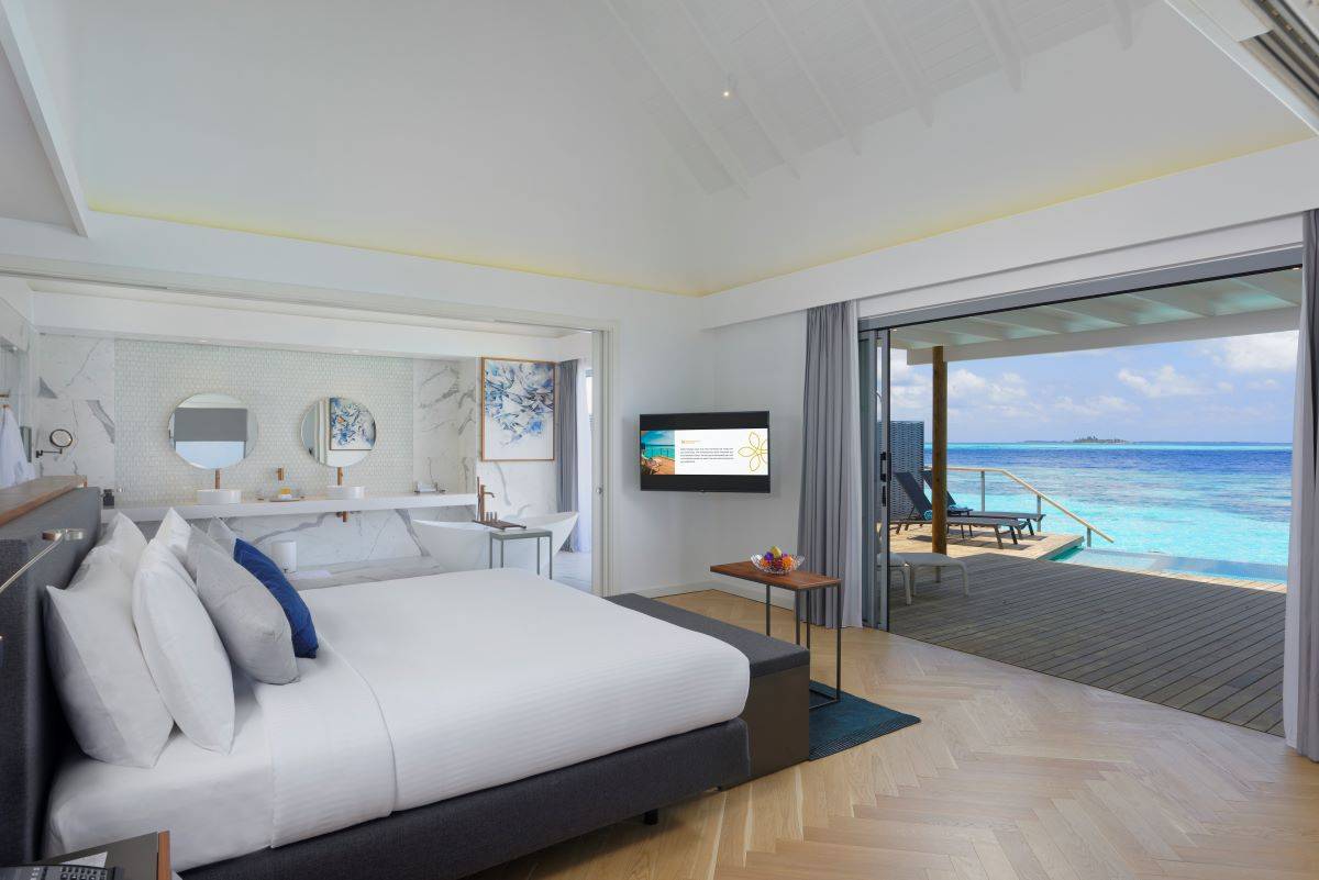 Outrigger Maldives Maafushivaru Resort, Malediven, Over Water Villa, Schlafzimmer