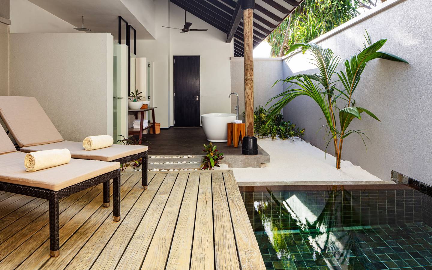 NH_Collection_Maldives_Havodda_Resort_Guest_Room_Beach_Villa_with_Private_Pool_Bathroom