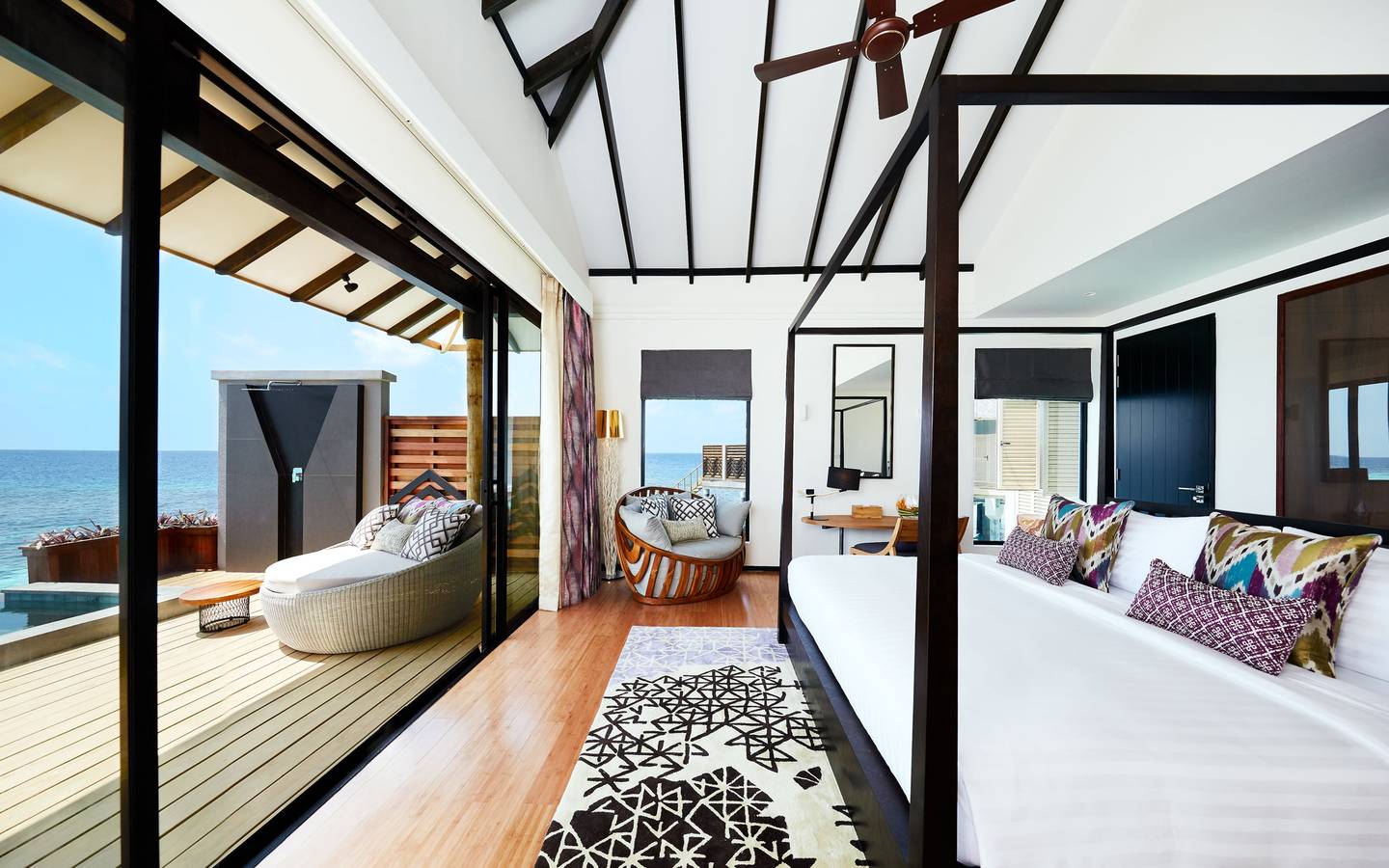 NH_Collection_Maldives_Havodda_Resort_Over_Water_Pool_Suite_2