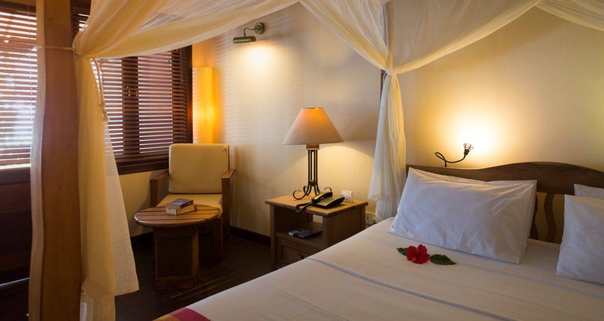 Filitheyo Island Resort, Superior Villa, Schlafbereich mit Stuhl und Tisch