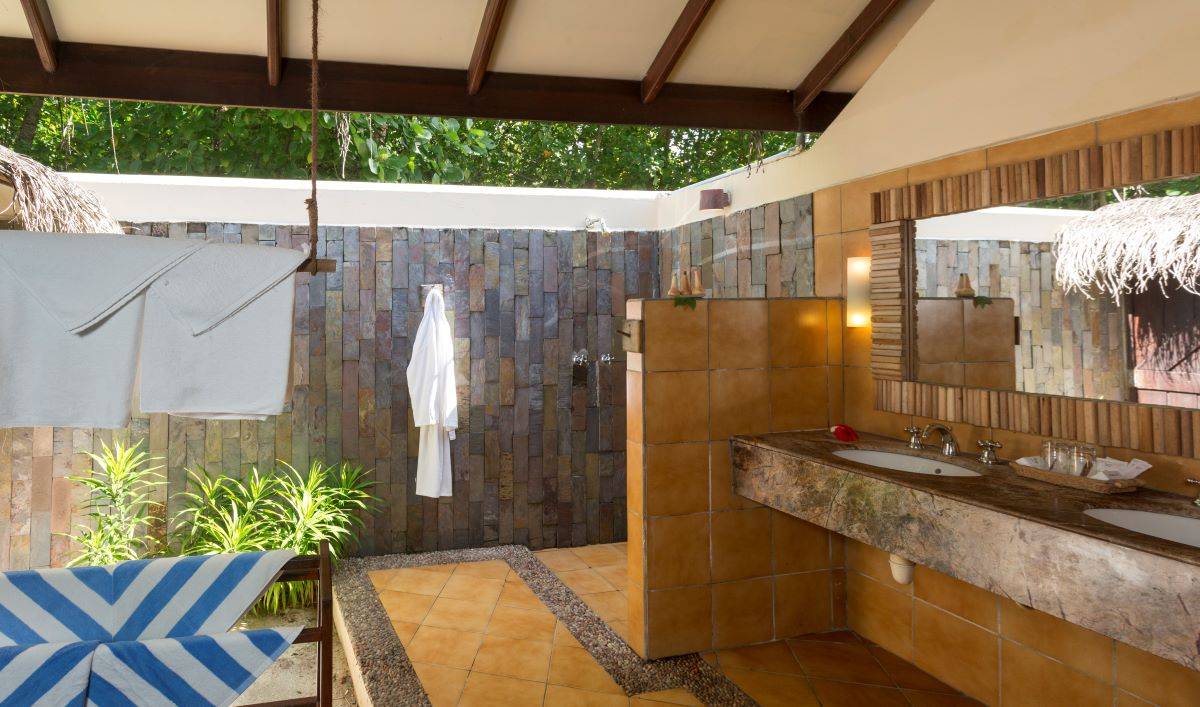 Filitheyo Island Resort, Superior Villa, halboffenes Badezimmer