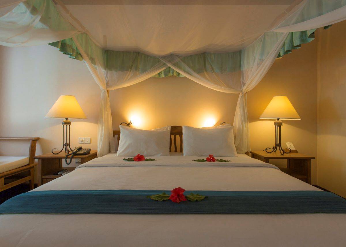 Filitheyo Island Resort, Superior Villa, Himmelbett