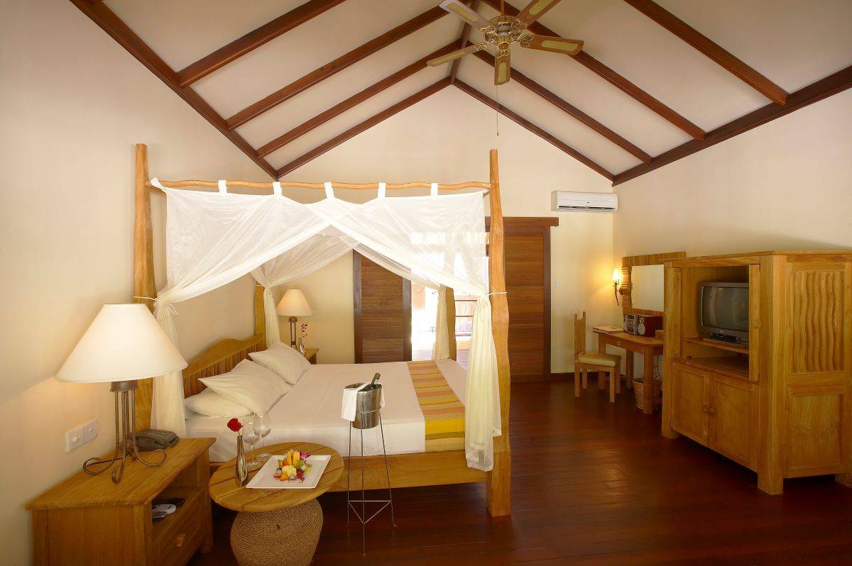 Filitheyo Island Resort, Deluxe Villa, Schlafzimmer mit Fernseher
