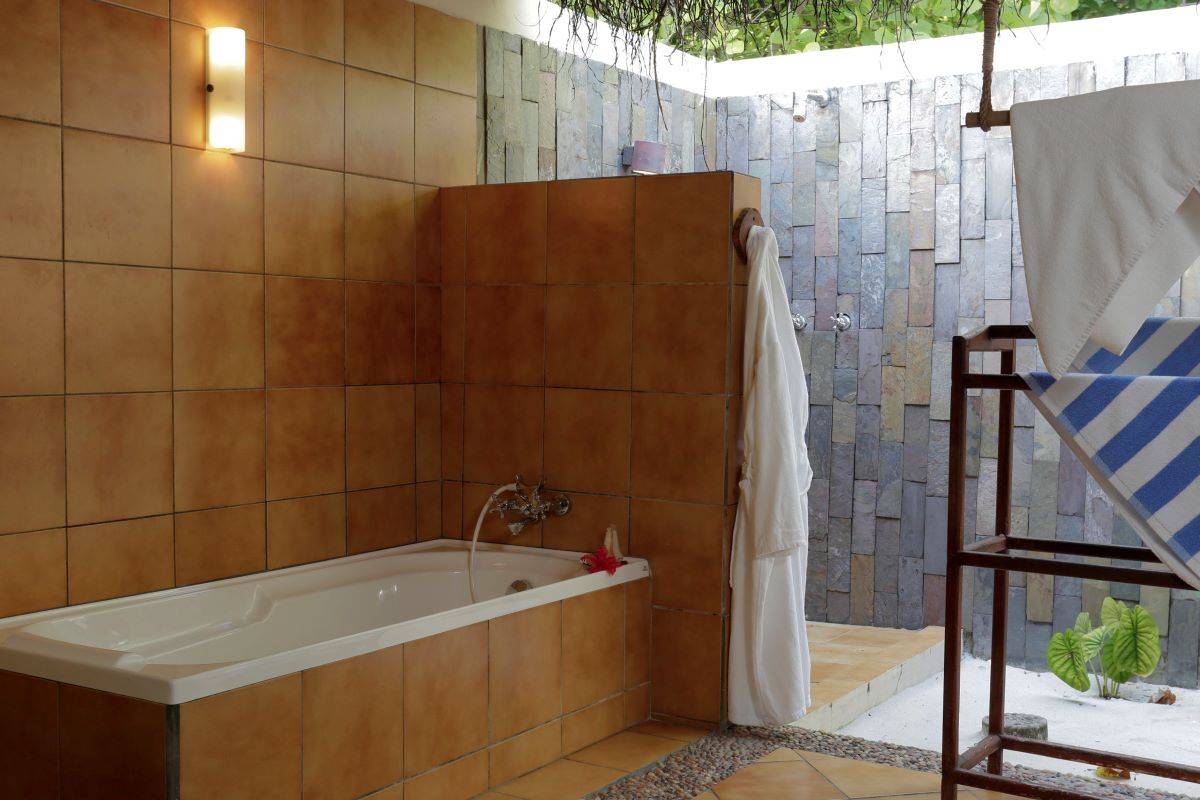 Filitheyo Island Resort, Deluxe Villa, Badezimmer mit Badewanne