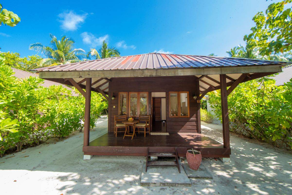 Filitheyo Island Resort, Deluxe Villa, Außenbereich mit Strand