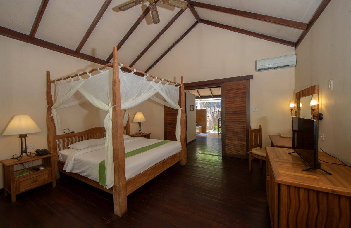 Filitheyo Island Resort, Deluxe Villa, Schlafzimmer mit Zugang zum Badezimmer