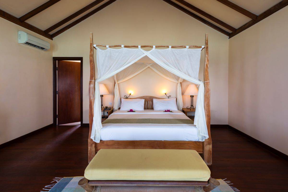 Filitheyo Island Resort, Water Villa, Schlafzimmer mit Himmelbett
