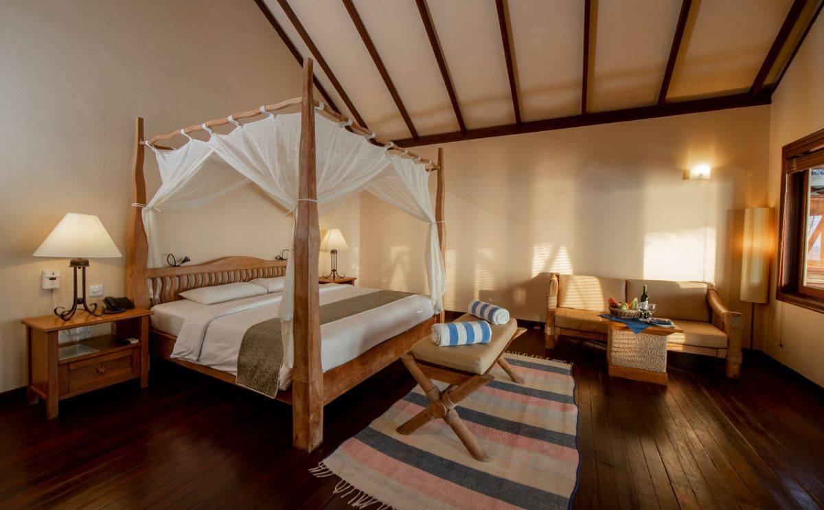 Filitheyo Island Resort, Water Villa, Schlafzimmer mit Sofa