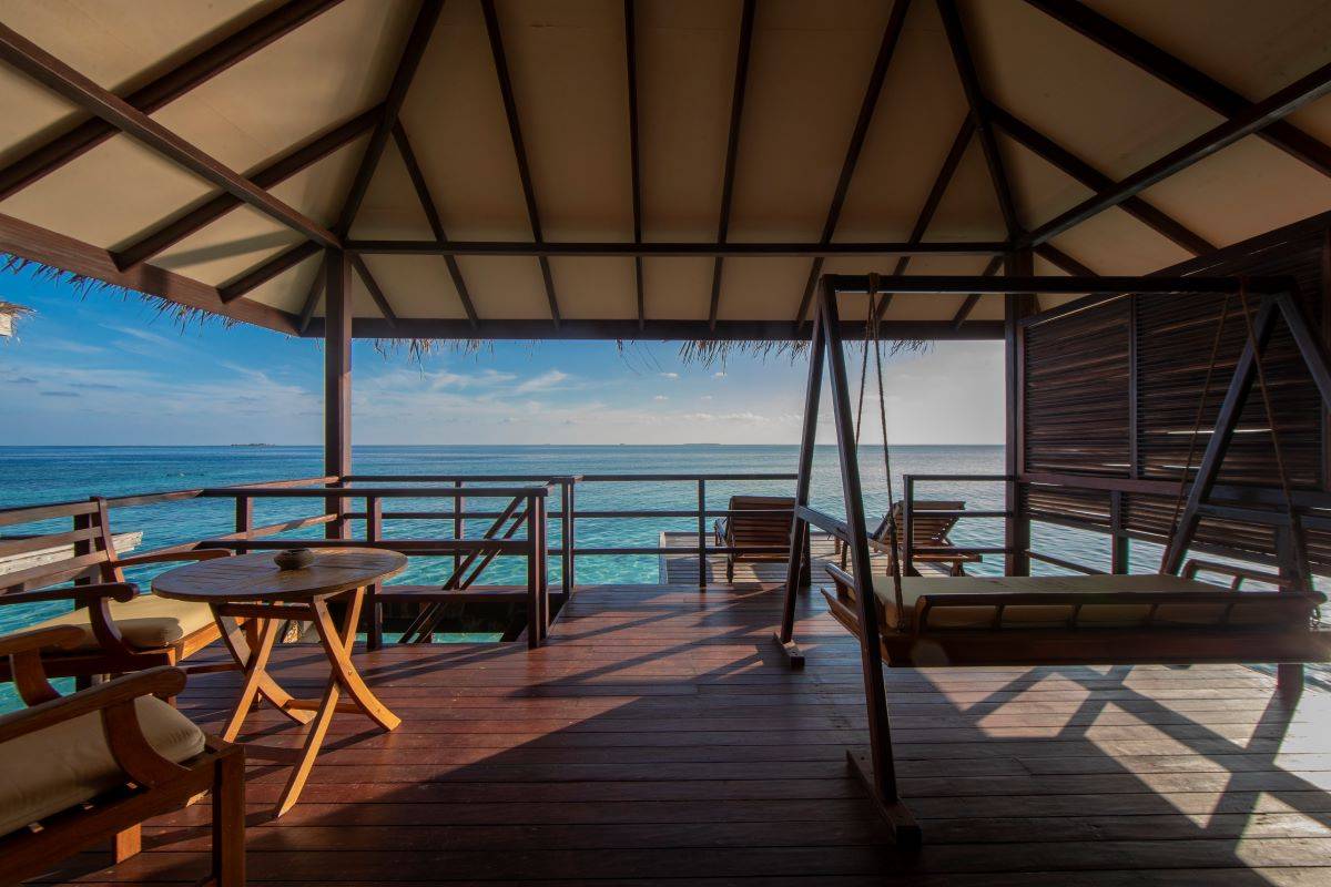 Filitheyo Island Resort, Water Villa, Terrasse mit direktem Zugang zum Meer