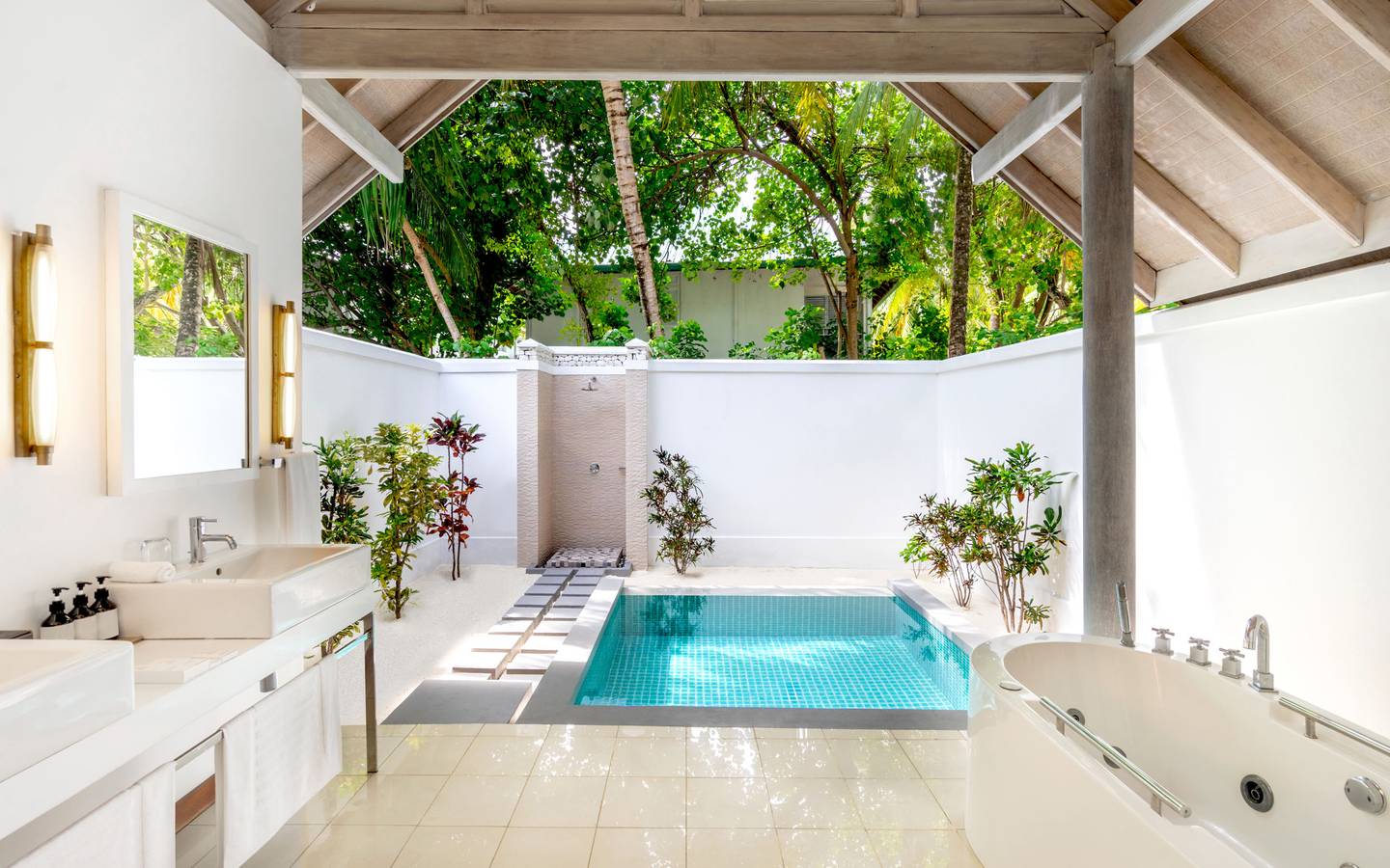 NH_Maldives_Kuda_Rah_Resort_Beach_Villa_with_Private_Pool_Bathroom_2