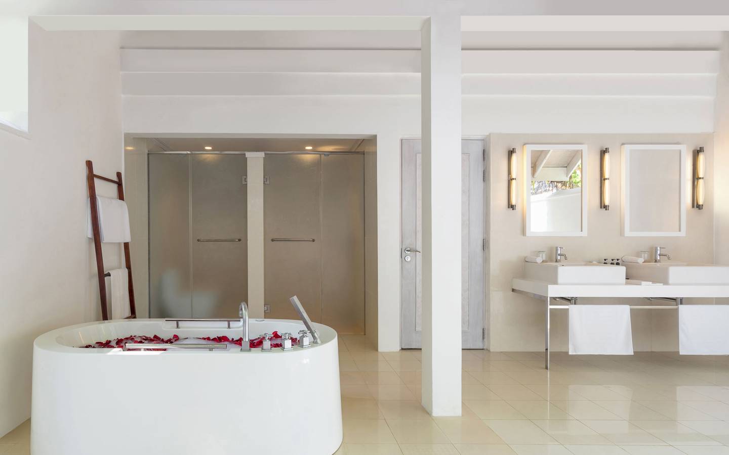 NH_Maldives_Kuda_Rah_Resort_Beach_Dupex_Suite_with_Private_Pool_Bathroom