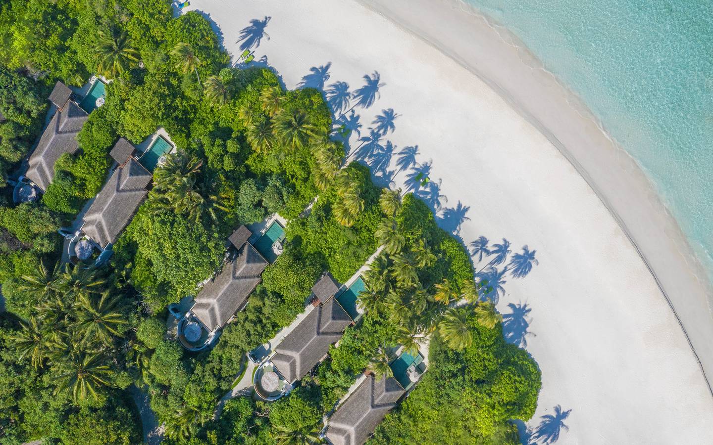 Anantara_Kihavah_Guest_Room_Beach_Pool_Villas_Aerial_View