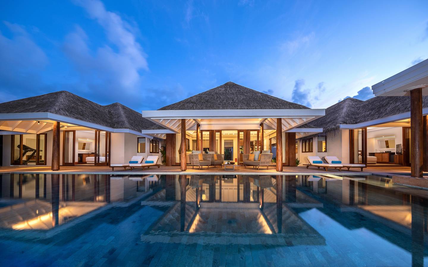 Anantara Kihavah - Two Bedroom Beach Pool Residence bei Nacht