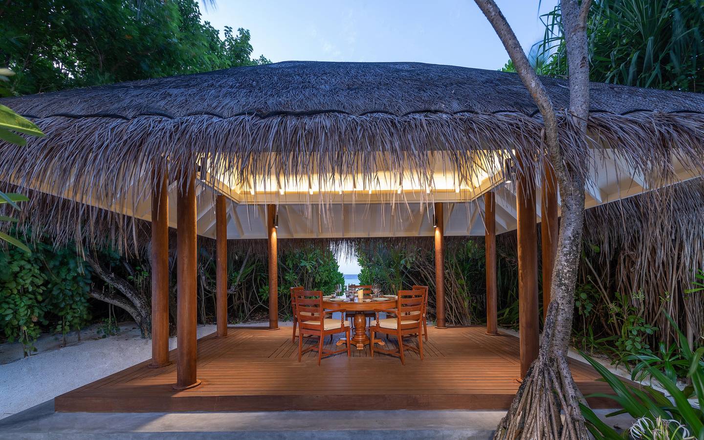 Anantara Kihavah - Guest Room Three Bedroom Beach Pool Residence Dining Areadroom Beach Pool Residence Twin Bedroom