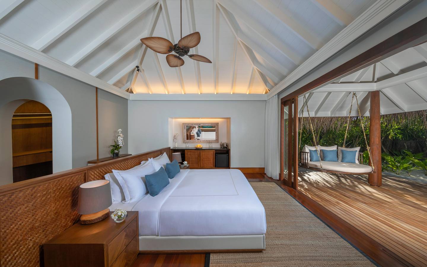 Anantara Kihavah - Guest Room Three Bedroom Beach Pool Residence  Bedroom