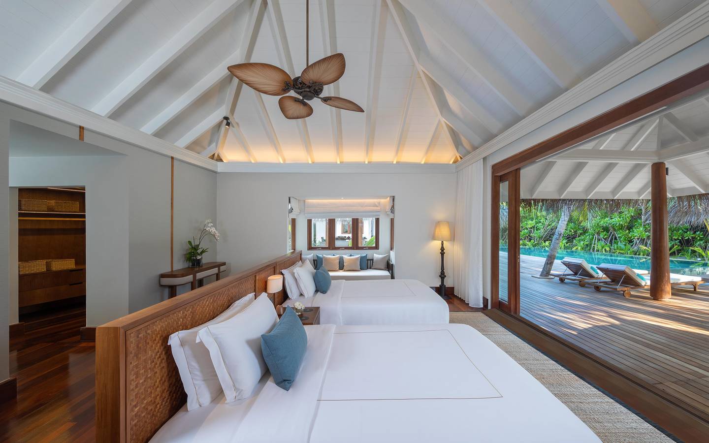 Anantara Kihavah - Guest Room Three Bedroom Beach Pool Residence Master Bedroom and Deck