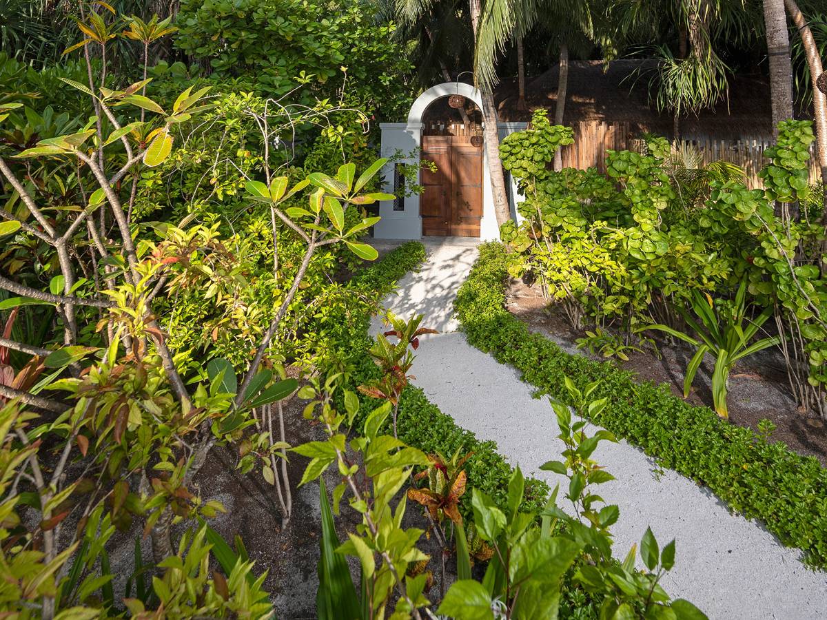 Anantara Kihavah - Exterior View Four Bedroom Beach Pool Residence Entrance Gate