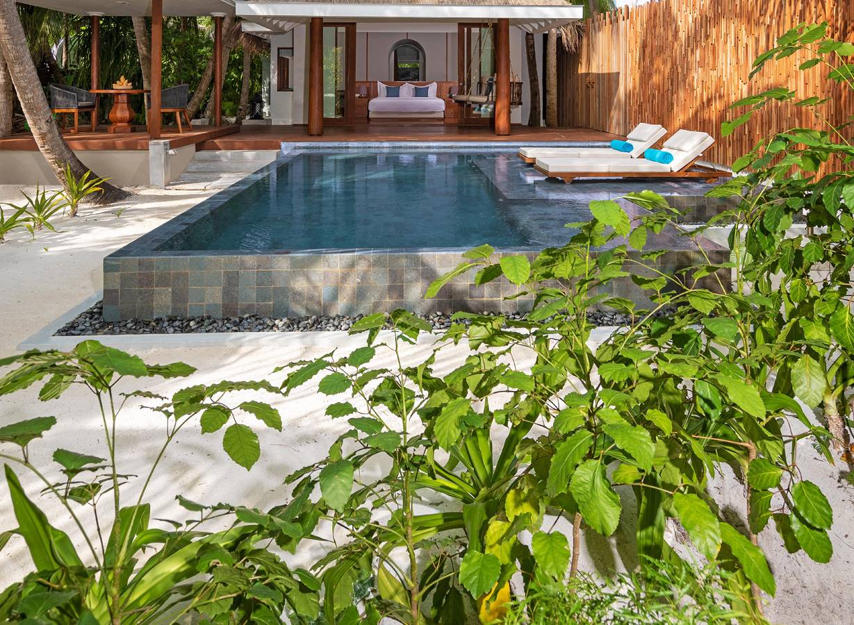 Anantara Kihavah - Exterior View Four Bedroom Beach Pool Residence Master Bedroom Villa