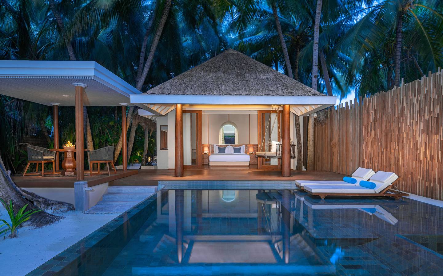 Anantara Kihavah - Exterior View Four Bedroom Beach Pool Residence bei Nacht