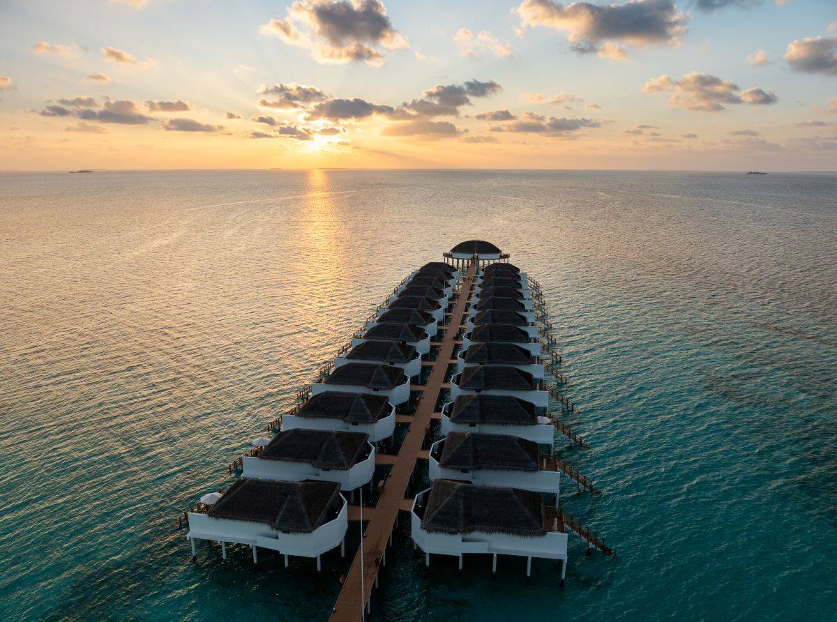 Angaga Island Resort & Spa, Malediven, Premium Water Bungalow, Steg mit Bungalows
