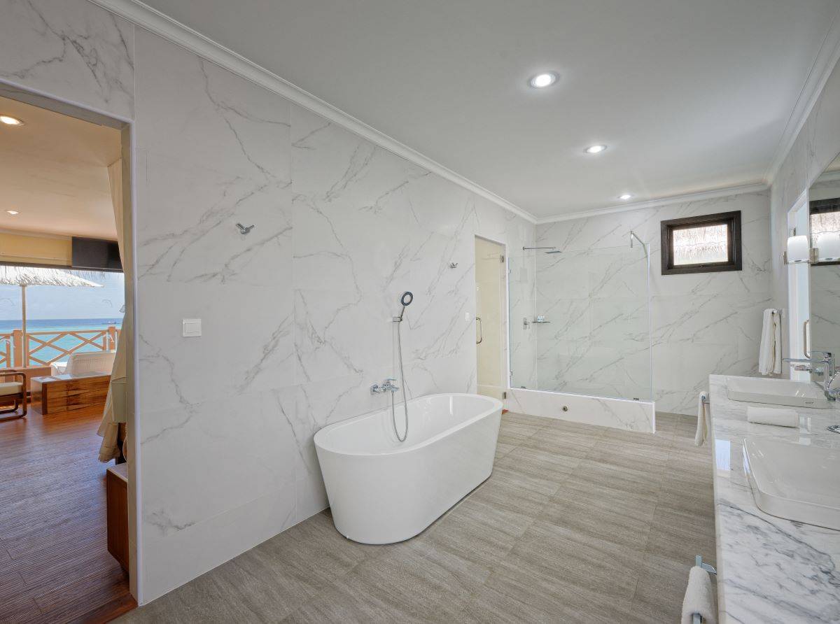 Angaga Island Resort & Spa, Malediven, Premium Water Bungalow, Badezimmer