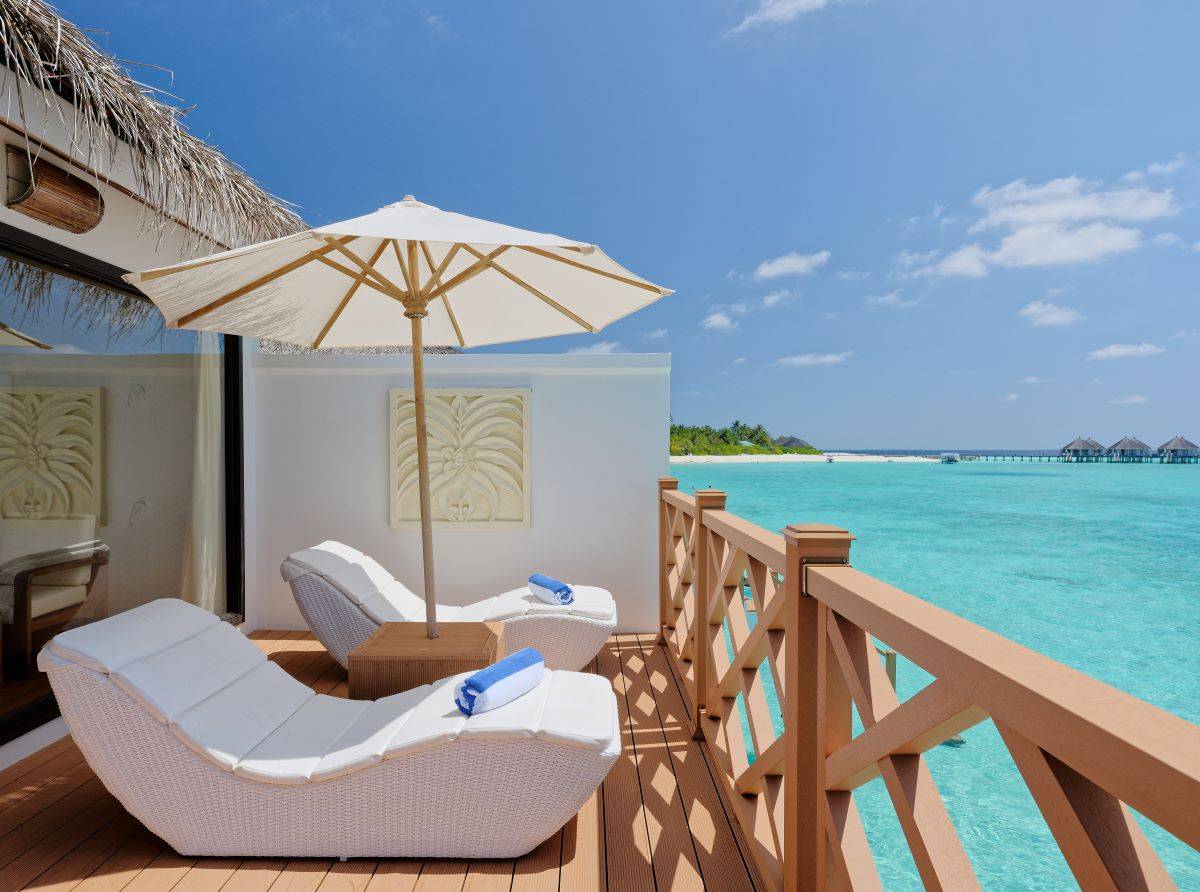 Angaga Island Resort & Spa, Malediven, Premium Water Bungalow, Terrasse mit Liegestühlen
