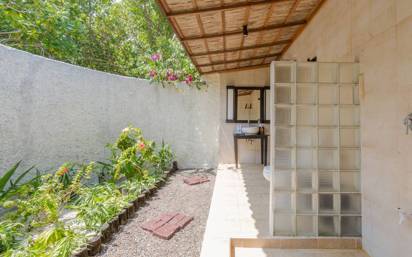 Kuredu Island Resort, Malediven, Garden Bungalow, halboffenes Badezimmer