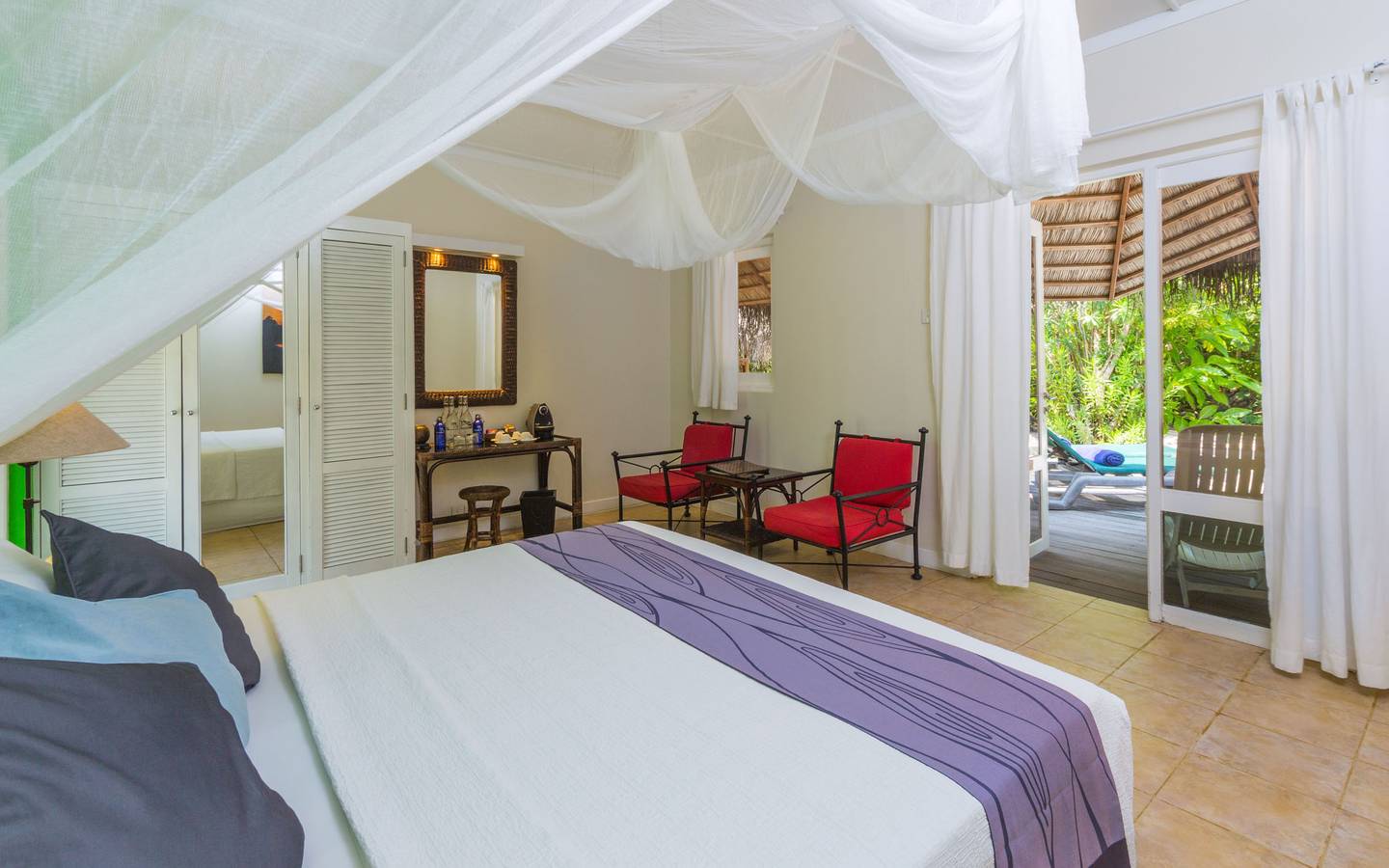Kuredu Island Resort, Malediven, Garden Bungalow, Schlafzimmer