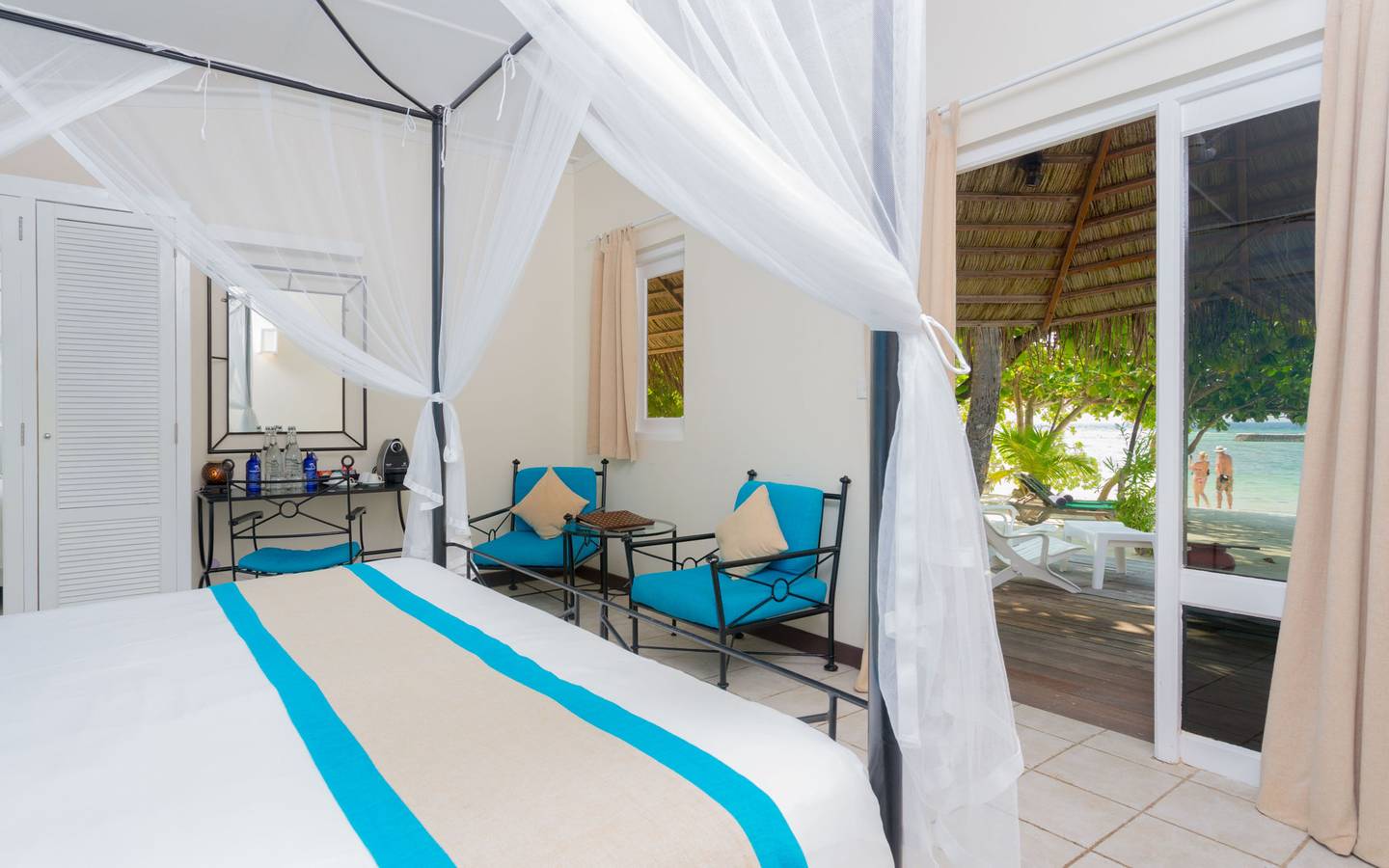 Kuredu_Resort_Maldives_Strandbungalow_3