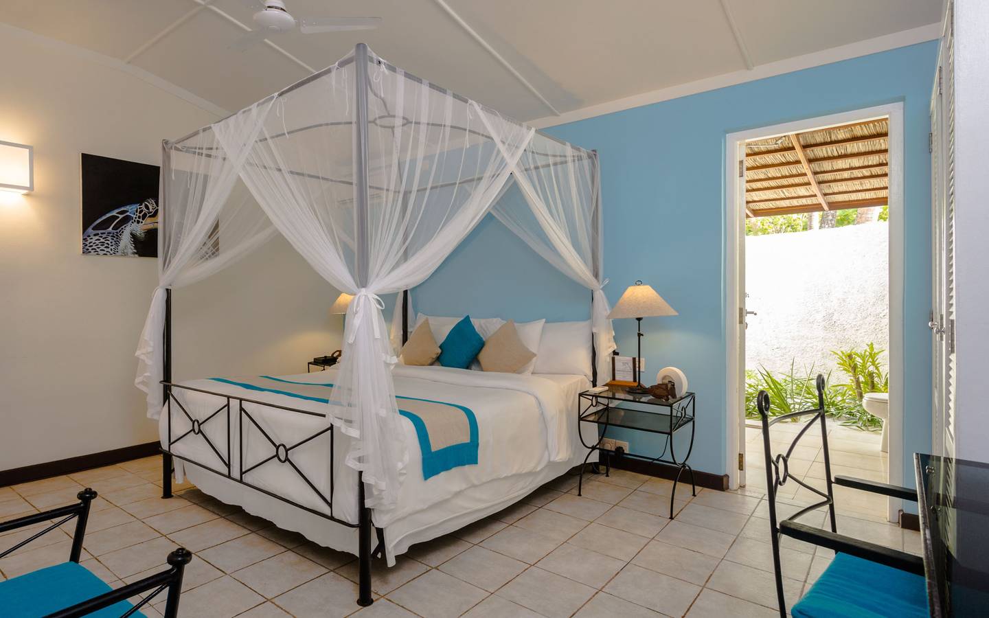 Kuredu_Resort_Maldives_Strandbungalow_2