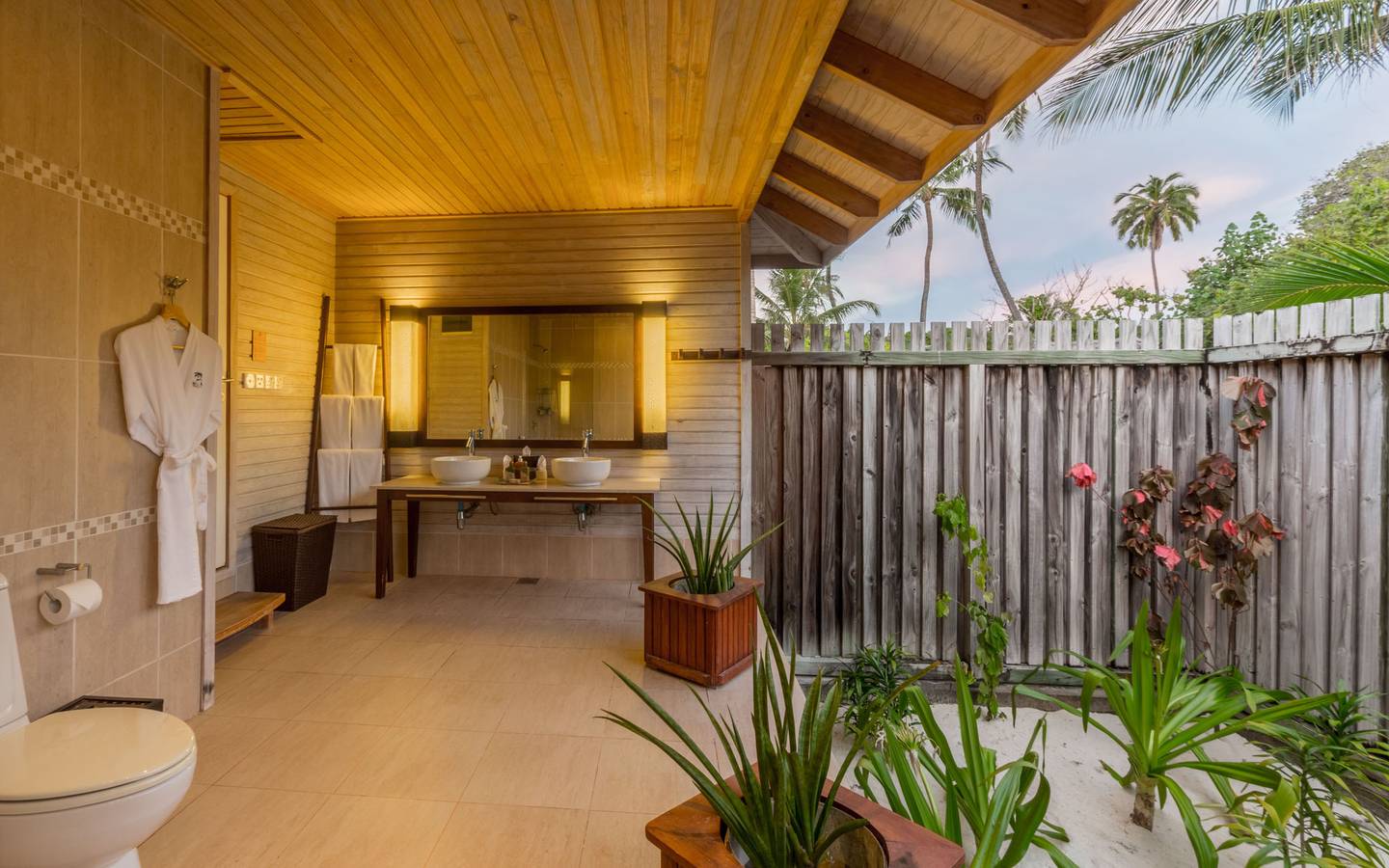 Kuredu Island Resort, Malediven, 'O' Beach Villa, halboffenes Badezimmer