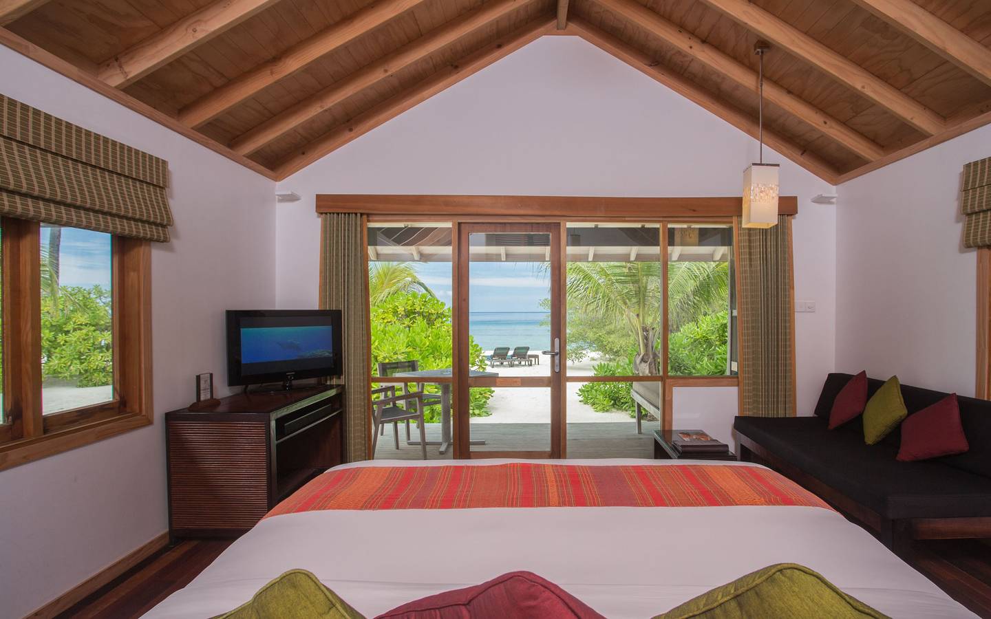 Kuredu Island Resort, Malediven, 'O' Beach Villa, Schlafzimmer mit Ausgang zur Terrassen und Meersicht