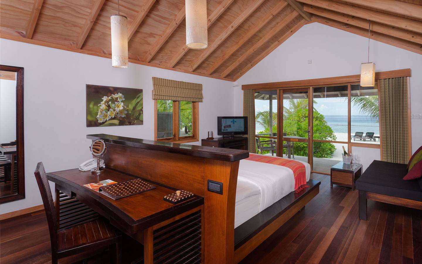 Kuredu Island Resort, Malediven, 'O' Beach Villa, Schlafzimmer mit Ausgang zur Terrasse