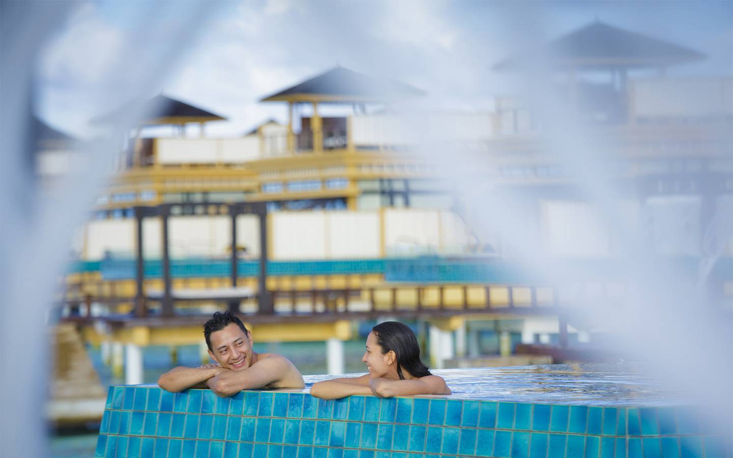 Angsana_Velavaru-InOcean_Villa_Couple_in_Pool