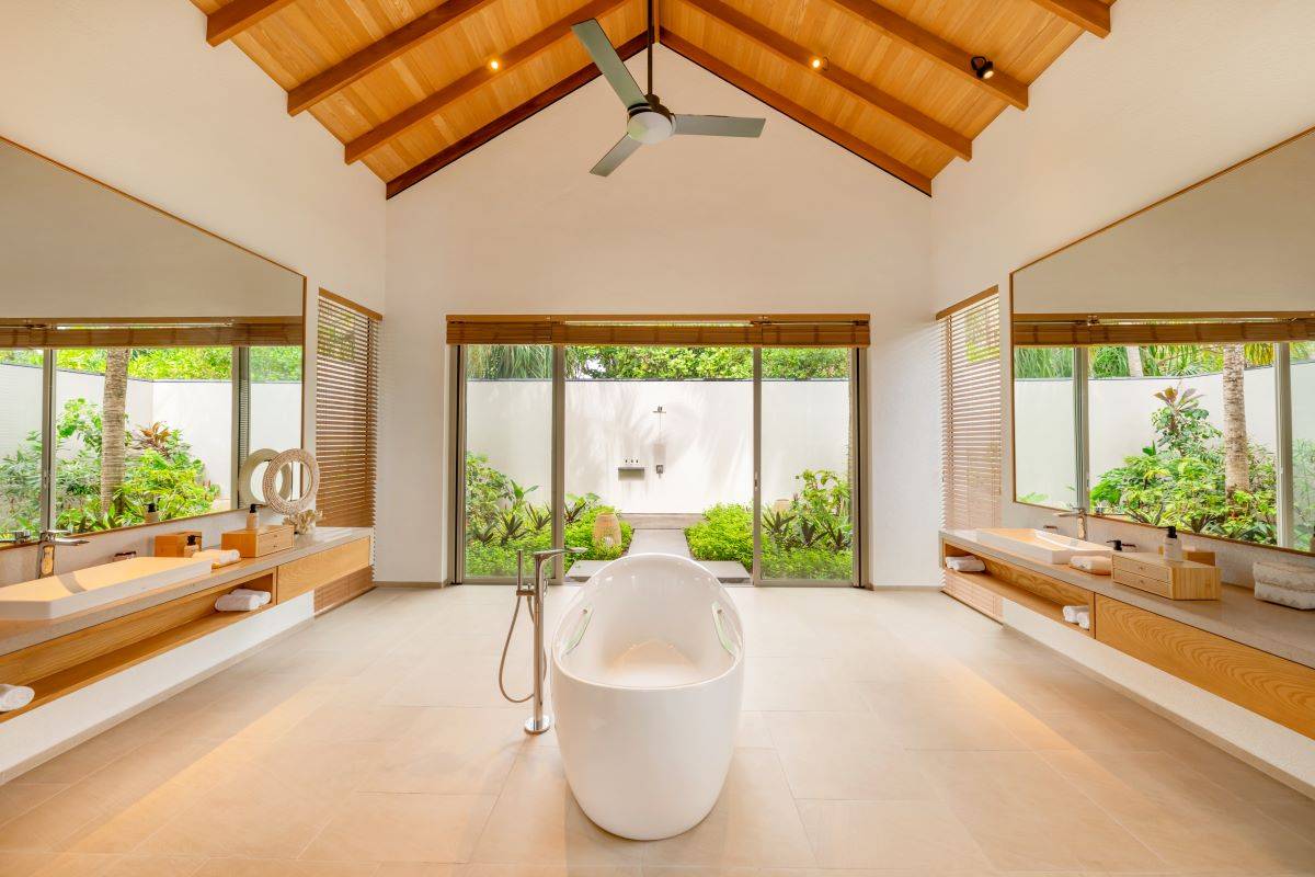 Raaya by Atmosphere, Malediven, Raaya Residence, Badezimmer mit freistehender Badewanne
