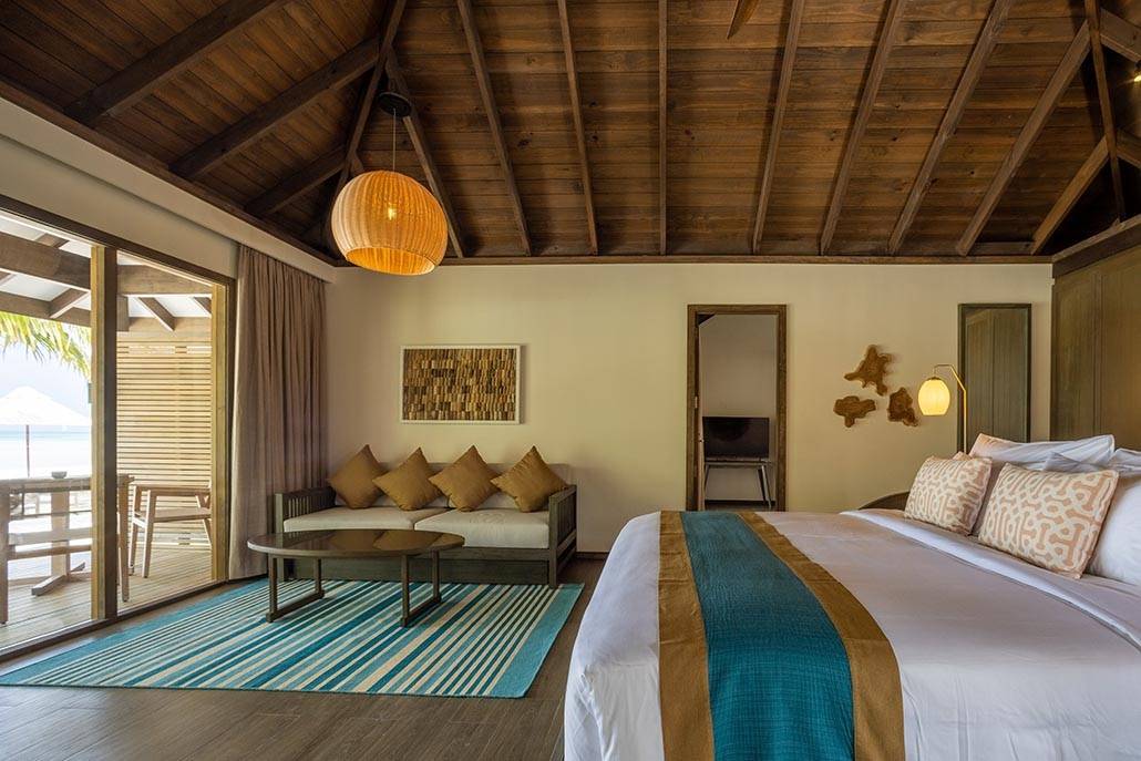 Jawakara Islands Maldives, Malediven, Dheru Three Bedroom Villa, Schlafzimmer mit Ausgang zur Terrasse