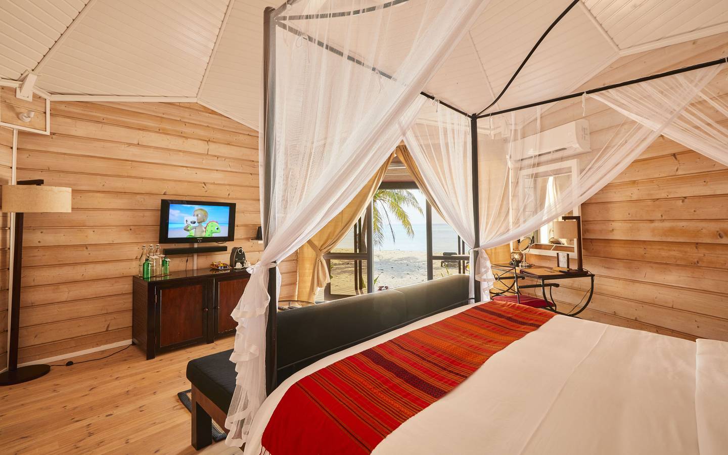 Kuredu_Resort_Maldives_Premium_Strandvilla_Schlafzimmer_2