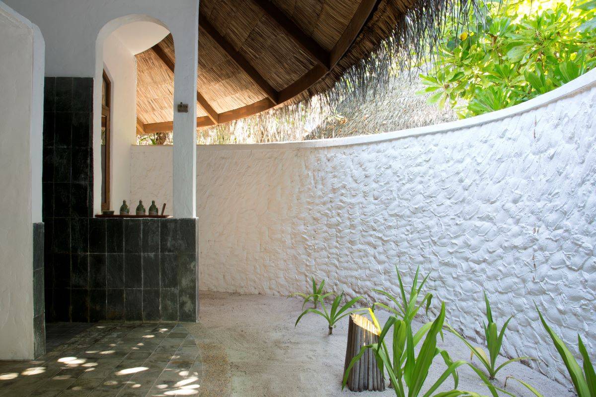Coco Palm Dhuni Kolhu, Malediven, Beach Villa, halboffenes Badezimmer