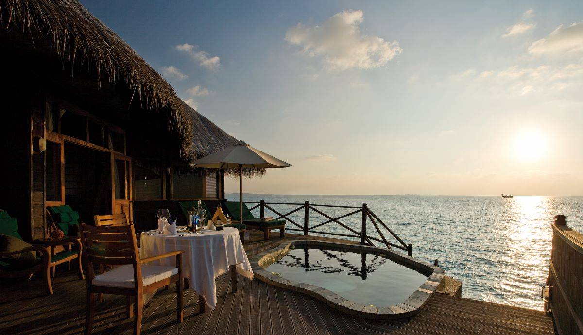 Coco Palm Dhuni Kolhu, Malediven, Sunset Lagoon Villa, Terrasse bei Sonnenuntergang