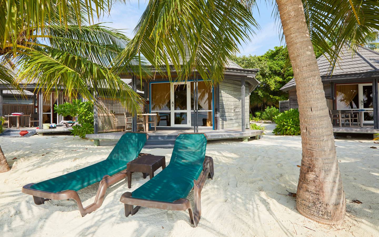 Kuredu Island Resort, Malediven, Sangu Jacuzzi Beach Villa_Terrasse_mit_Sonnenliegen