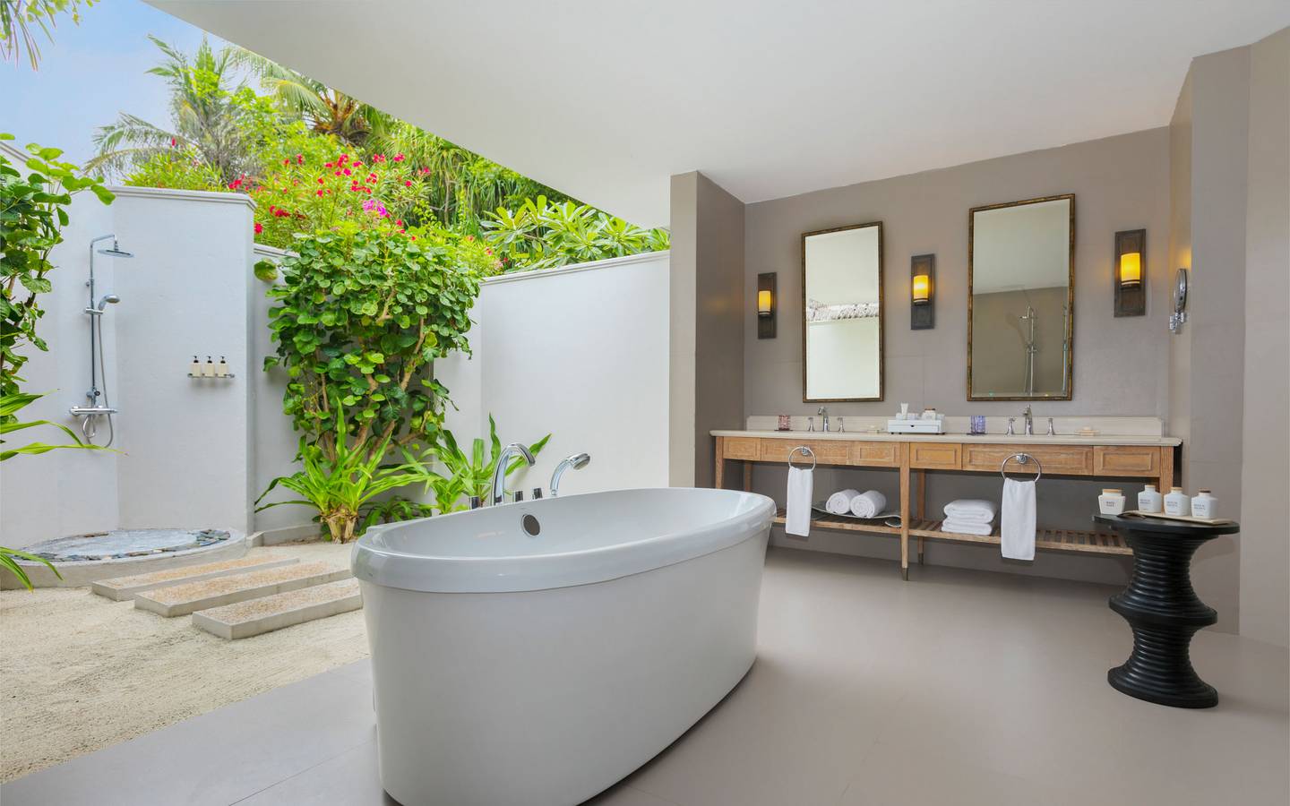 dusit-thani-maldives-accommodation-two-bedroom-beach-residence-bathroom
