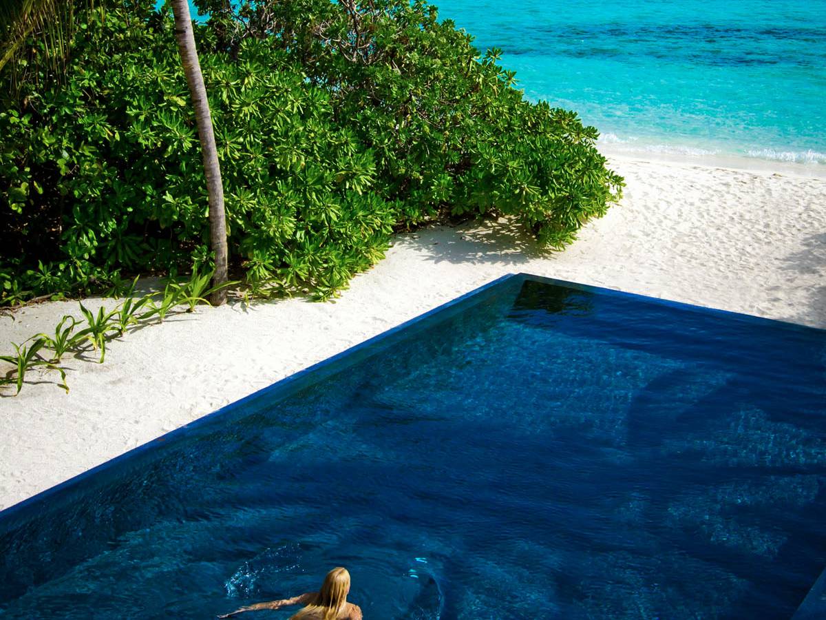 dusit-thani-maldives-accommodation-lifestyle-two-bedroom-beach-residence-pool-deck