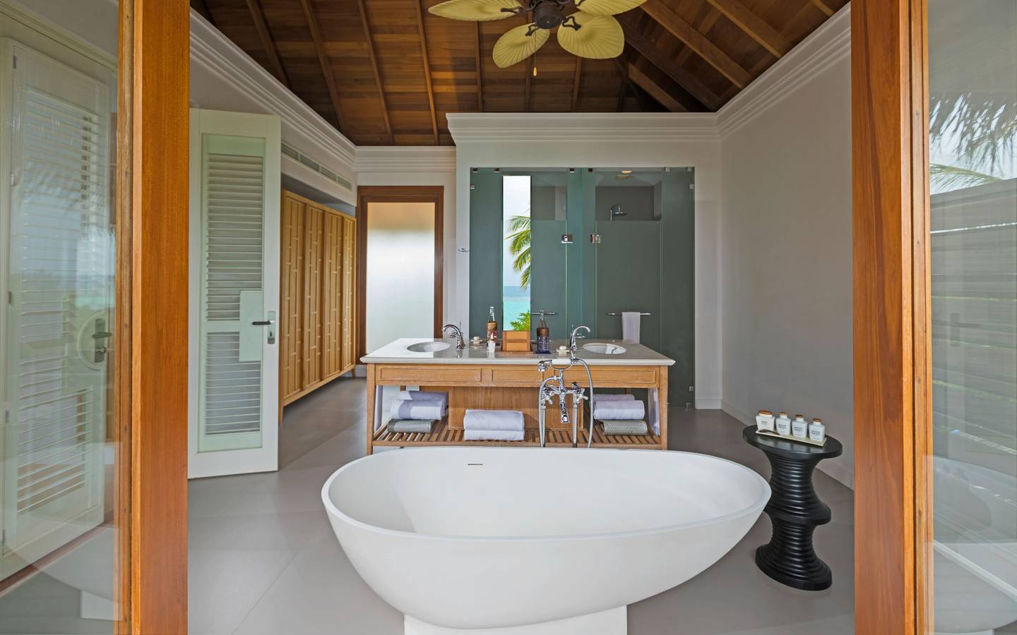 dusit-thani-maldives-accommodation-two-bedroom-beach-residence-bathroom-interior