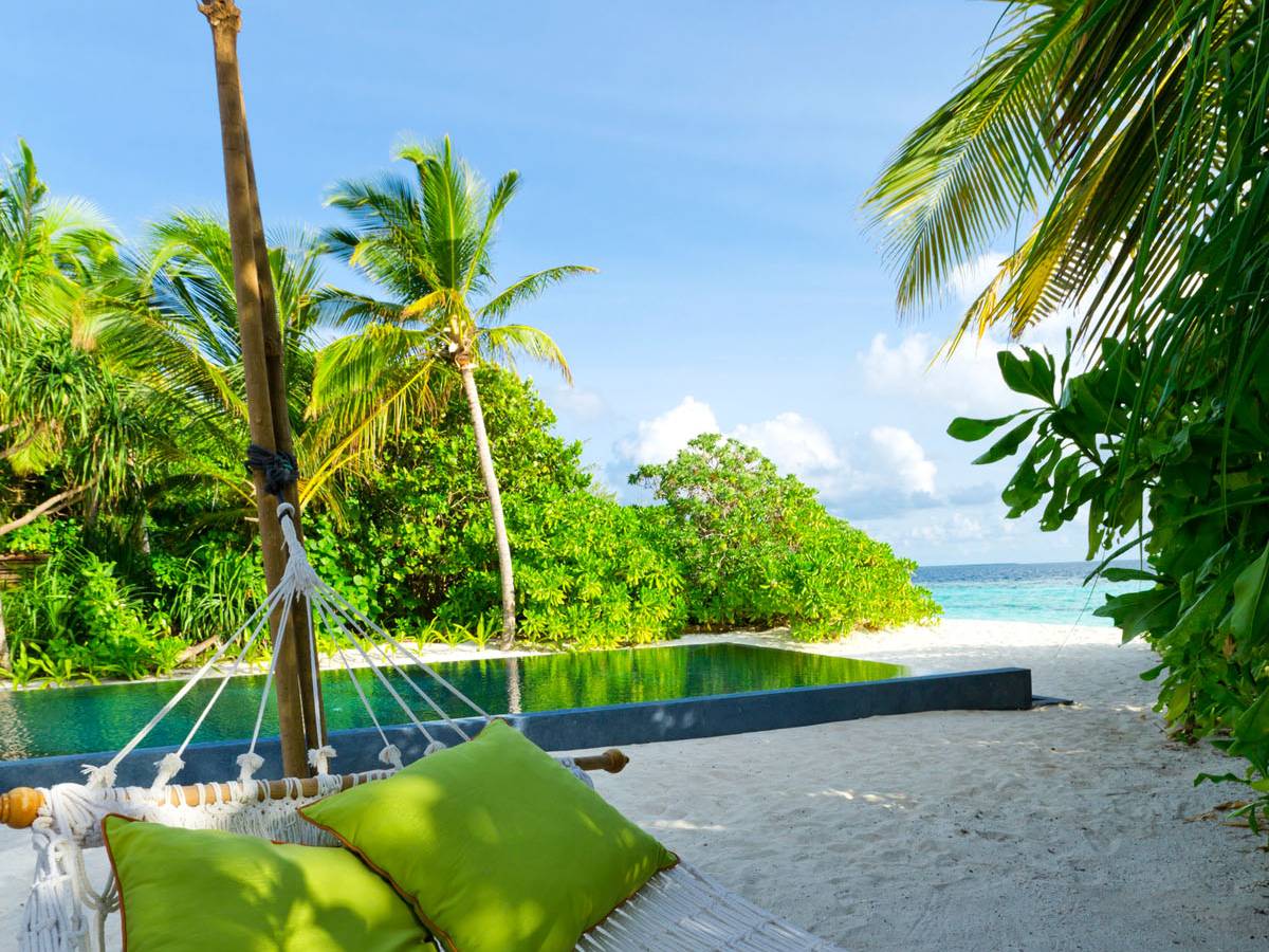 dusit-thani-maldives-accommodation-two-bedroom-beach-residence-hammock