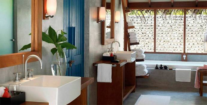 Bad, Oceanfront Bungalow mit Pool, Four Seasons Resort Maldives