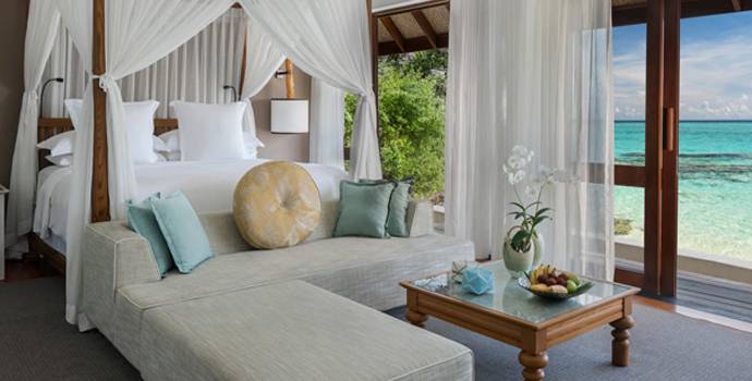 Schlafzimmer, Three Bedroom Land and Ocean Suite, Four Seasons Resort Maldives