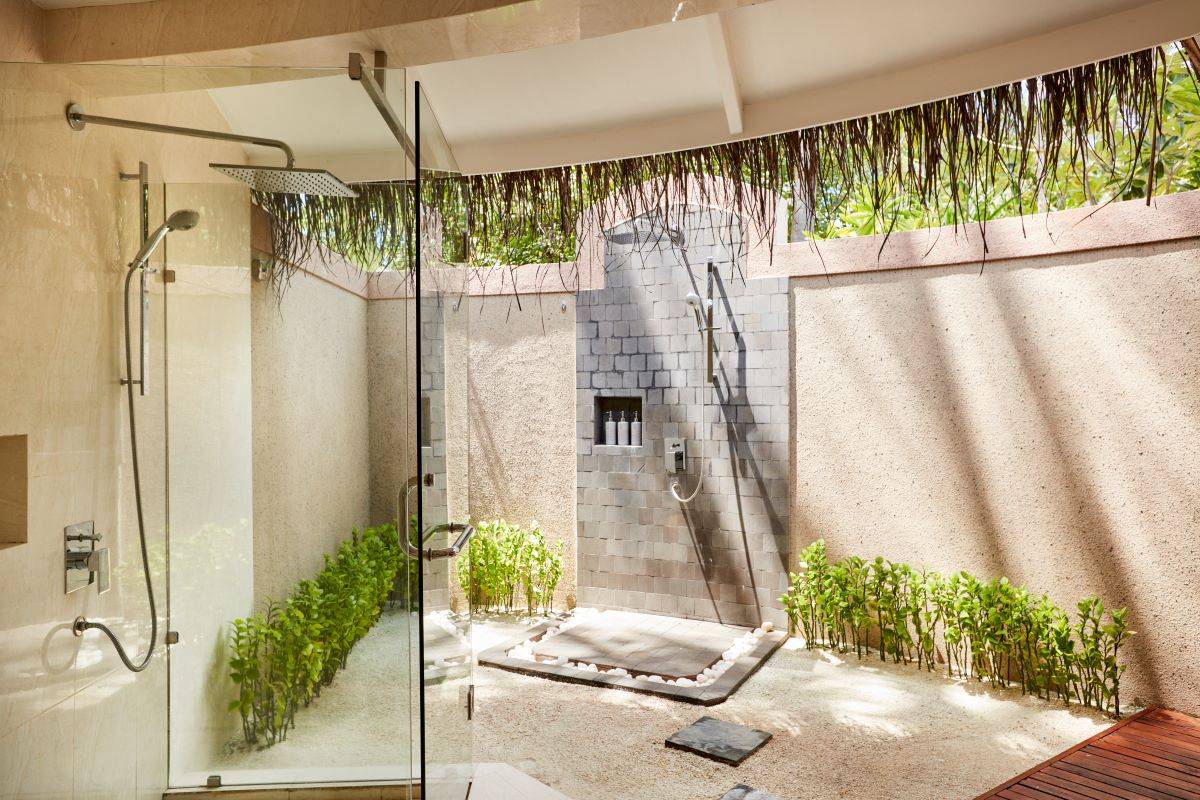 Sun Syiam Vilu Reef, Malediven, Beach Villa, halboffenes Badezimmer