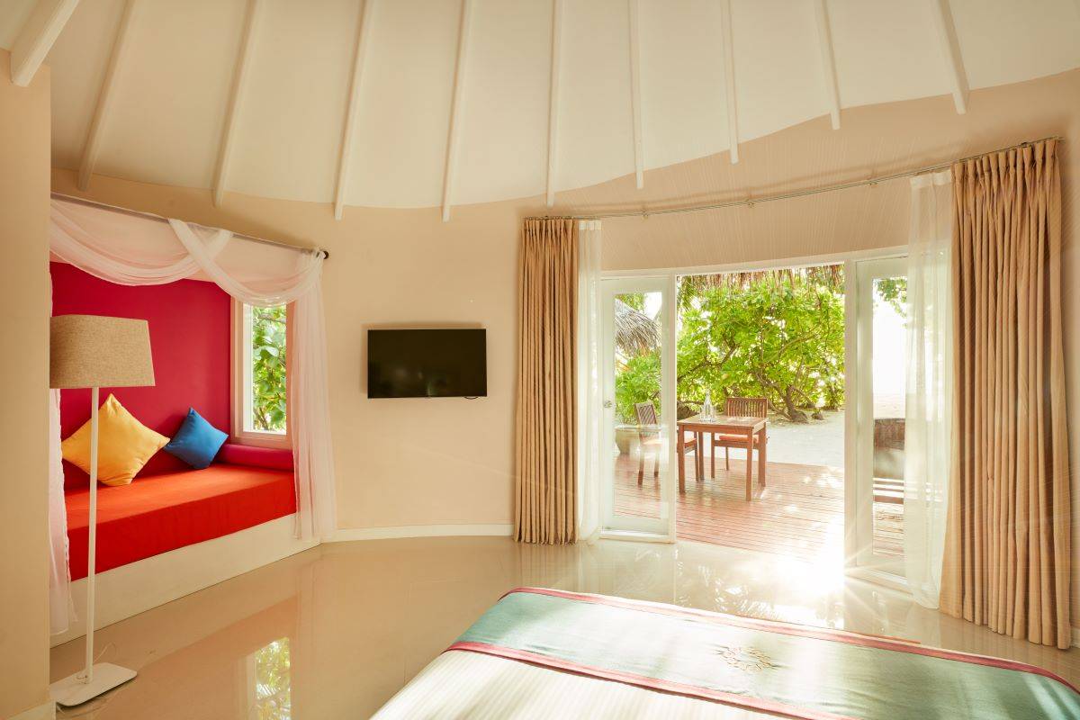 Sun Siyam Vilu Reef, Malediven, Deluxe Beach Villa, Schlafzimmer mit Zugang zur Terrasse